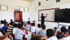 Personel Satgas TMMD ke-128 Kodim 1710/Mimika, Sertu Azwar, memberikan penyuluhan hukum tentang bahaya narkoba dan penyalahgunaan lem Aibon