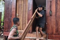 Satgas TMMD ke-128 Kodim 1710/Mimika menuntaskan pemasangan pintu pada bangunan MCK umum di Kampung Keakwa