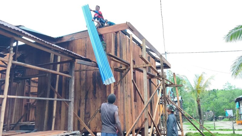 Pembangunan lima unit rumah dalam program TMMD ke-128 Kodim 1710/Mimika di Kampung Keakwa