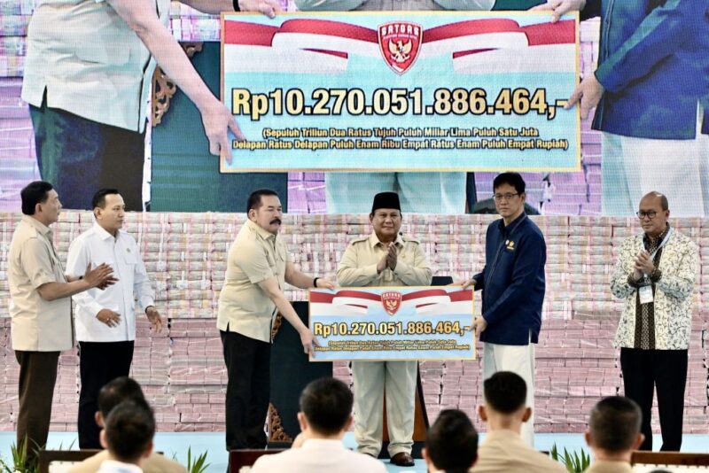 Panglima TNI Jenderal TNI Agus Subiyanto bersama Kasum TNI Letjen TNI Richard Tampubolon mendampingi Presiden RI Prabowo Subianto