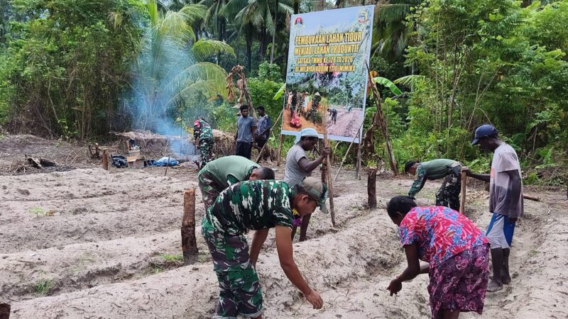 Penanaman jagung yang dilakukan Satgas TMMD ke-128 Kodim 1710/Mimika di Kampung Keakwa