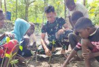 Satgas TMMD Reguler ke-128 Kodim 1710/Mimika mengajak anak-anak di Kampung Keakwa, Distrik Mimika Tengah