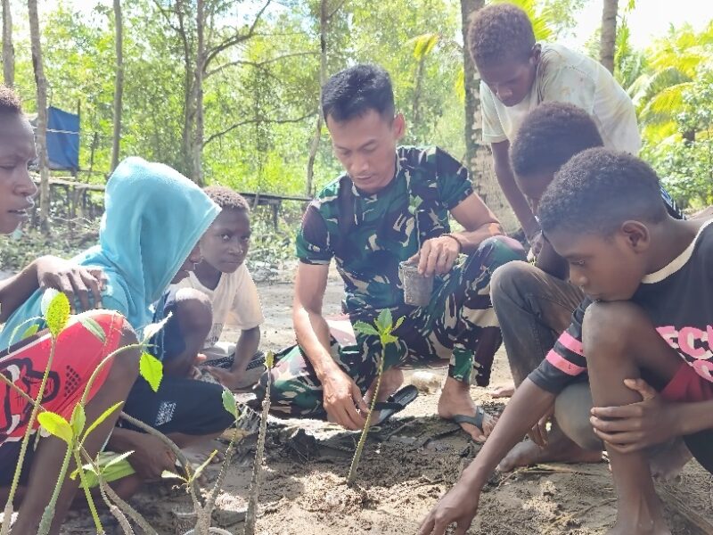 Satgas TMMD Reguler ke-128 Kodim 1710/Mimika mengajak anak-anak di Kampung Keakwa, Distrik Mimika Tengah