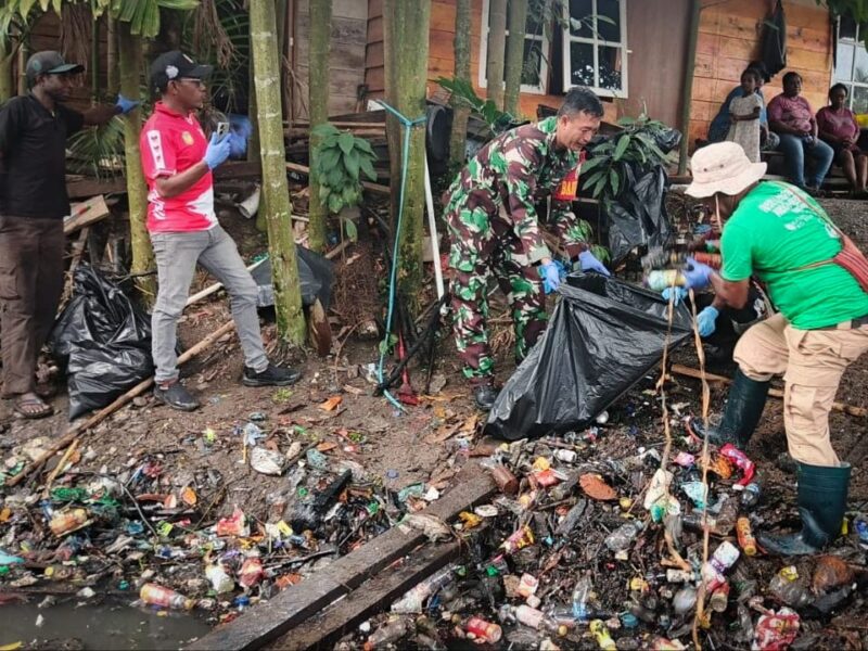 Pelda Wawan Setiawan, anggota Koramil 1710-02/Timika, bersama warga melaksanakan gotong royong