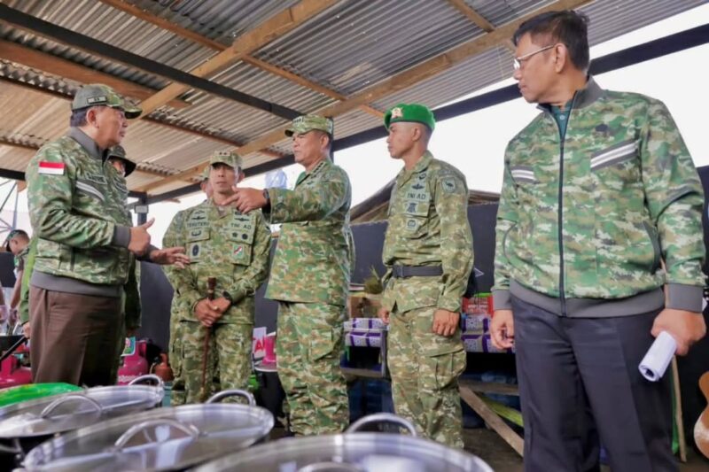 Wakil Panglima TNI Jenderal TNI Tandyo Budi R mendampingi Menteri Pertahanan RI Sjafrie Sjamsoeddin melaksanakan kunjungan kerja
