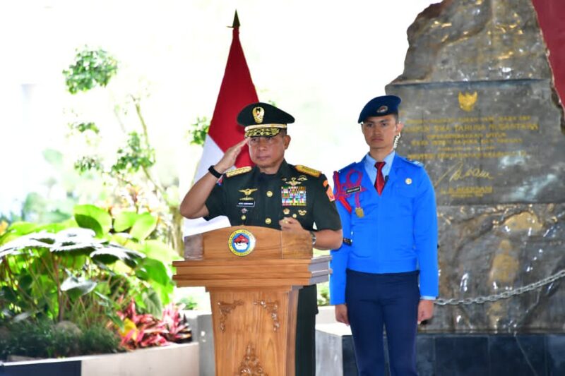 Panglima TNI Jenderal TNI Agus Subiyanto memimpin Upacara Prasetia Alumni SMA Taruna Nusantara Angkatan ke-34 di Magelang