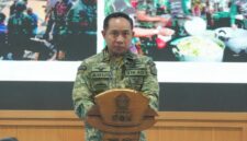 Panglima TNI Jenderal TNI Agus Subiyanto memberikan pengarahan kepada para Komandan Satuan (Dansat) TNI