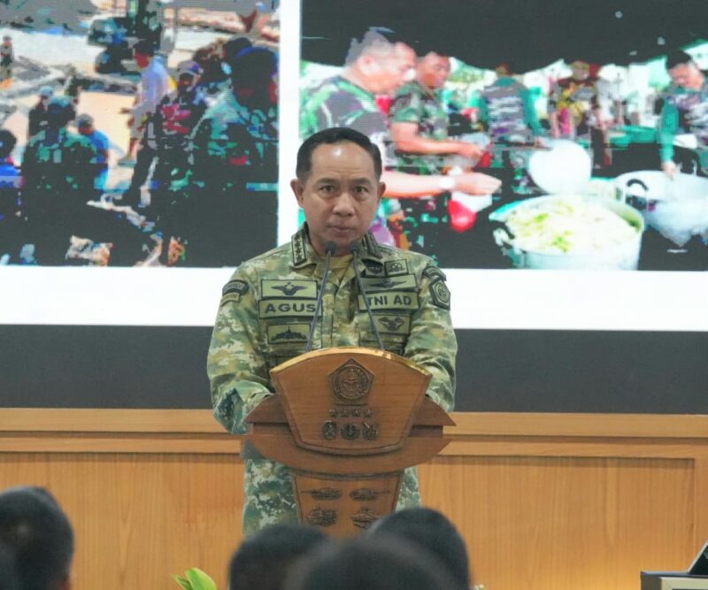 Panglima TNI Jenderal TNI Agus Subiyanto memberikan pengarahan kepada para Komandan Satuan (Dansat) TNI