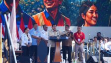 Panglima TNI Jenderal TNI Agus Subiyanto mendampingi Presiden RI Prabowo Subianto menghadiri Peringatan Hari Buruh Internasional