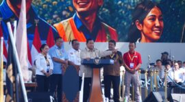 Panglima TNI Jenderal TNI Agus Subiyanto mendampingi Presiden RI Prabowo Subianto menghadiri Peringatan Hari Buruh Internasional
