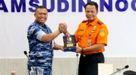 Komandan Lanud Sjamsudin Noor Kolonel Pnb Hilman L.P. Ambarita, M.M.S., bersama para Kepala Dinas (Kadis) dan pejabat List A Lanud Sjamsudin Noor menerima kunjungan silaturahmi Kepala Kantor SAR Banjarmasin I Putu Sudayana, S.E., M.A.P.