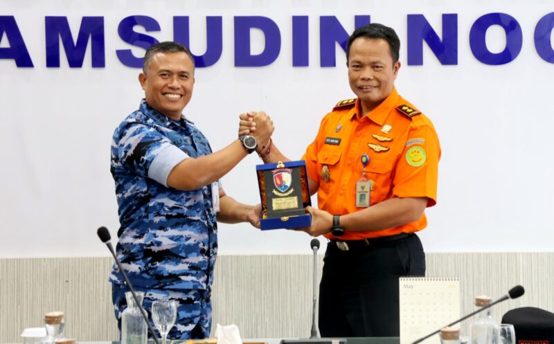 Komandan Lanud Sjamsudin Noor Kolonel Pnb Hilman L.P. Ambarita, M.M.S., bersama para Kepala Dinas (Kadis) dan pejabat List A Lanud Sjamsudin Noor menerima kunjungan silaturahmi Kepala Kantor SAR Banjarmasin I Putu Sudayana, S.E., M.A.P.