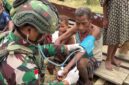 Prajurit TNI menunjukkan kepedulian kesehatan masyarakat di wilayah pelosok Papua