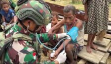 Prajurit TNI menunjukkan kepedulian kesehatan masyarakat di wilayah pelosok Papua