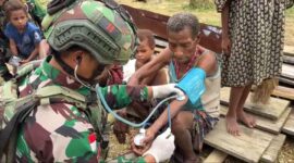 Prajurit TNI menunjukkan kepedulian kesehatan masyarakat di wilayah pelosok Papua