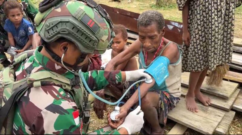 Prajurit TNI menunjukkan kepedulian kesehatan masyarakat di wilayah pelosok Papua
