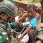 Prajurit TNI menunjukkan kepedulian kesehatan masyarakat di wilayah pelosok Papua
