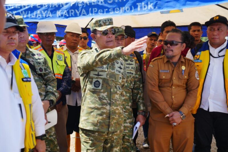 Kepala Staf Umum (Kasum) TNI Letjen TNI Richard Tampubolon selaku Wakil Ketua I Satuan Tugas (Wakasatgas I) Percepatan Rehabilitasi dan Rekonstruksi Pascabencana Alam di Provinsi Aceh, Provinsi Sumatera Utara dan Provinsi Sumatera Barat melaksanakan kunjungan kerja