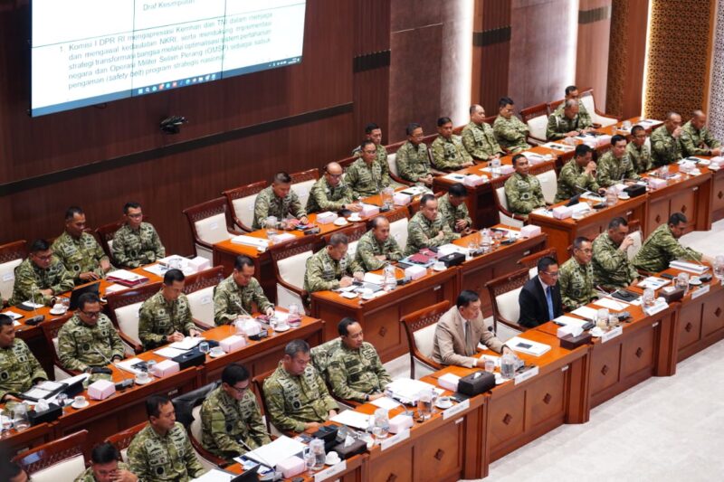 Panglima TNI Jenderal TNI Agus Subiyanto bersama Kepala Staf Angkatan Darat Jenderal TNI Maruli Simanjuntak, Kepala Staf Angkatan Laut Laksamana TNI Muhammad Ali, dan Kepala Staf Angkatan Udara Marsekal TNI M. Tonny Harjono mendampingi Menteri Pertahanan RI Sjafrie Sjamsoeddin menghadiri rapat kerja bersama Komisi I DPR RI