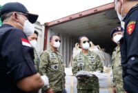 Pemeriksaan kontainer mineral hasil penindakan TNI AL di Dermaga Kodaeral IV Batam