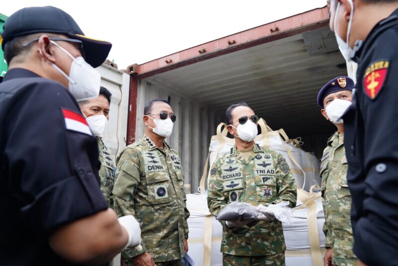 Pemeriksaan kontainer mineral hasil penindakan TNI AL di Dermaga Kodaeral IV Batam