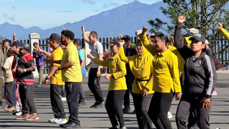 Kodim 1714/Puncak Jaya bersama unsur TNI, Polri, dan Pemerintah Daerah Kabupaten Puncak Jaya menggelar kegiatan rutin Jumat Sehat