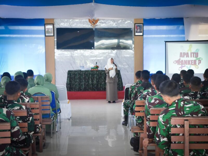 Prajurit dan Persit Kartika Chandra Kirana Cabang XXXV Kodim 1710/Mimika menerima sosialisasi tentang kanker dan tumor