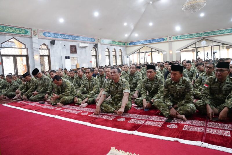 Mabes TNI menggelar peringatan Tahun Baru Islam 1448 H yang diikuti para Pejabat Utama, Prajurit, dan PNS Mabes TNI di Masjid Panglima Soedirman