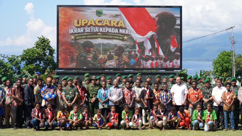 Sebanyak 10 orang yang disebut sebagai anggota aktif TPNPB-OPM Kodap IV Sorong Raya mengikuti prosesi ikrar setia kepada Negara Kesatuan Republik Indonesia