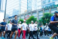 Panglima TNI Jenderal TNI Agus Subiyanto bersama Kapolri Jenderal Pol Listyo Sigit Prabowo mengikuti jalan santai dalam rangkaian peringatan Hari Bhayangkara ke-80