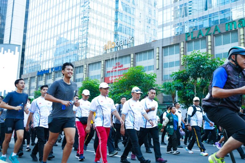 Panglima TNI Jenderal TNI Agus Subiyanto bersama Kapolri Jenderal Pol Listyo Sigit Prabowo mengikuti jalan santai dalam rangkaian peringatan Hari Bhayangkara ke-80