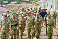 Wakil Panglima TNI Jenderal TNI Tandyo Budi R didampingi Wakasad Letjen TNI Muhammad Saleh Mustafa dan Pangdam III/Siliwangi Mayjen TNI Kosasih meninjau pembangunan Yonif TP 842/Badak Sakti