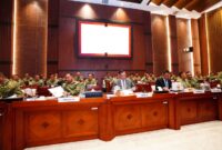 Panglima TNI Jenderal TNI Agus Subiyanto bersama Kepala Staf Angkatan mendampingi Menteri Pertahanan RI Sjafrie Sjamsoeddin