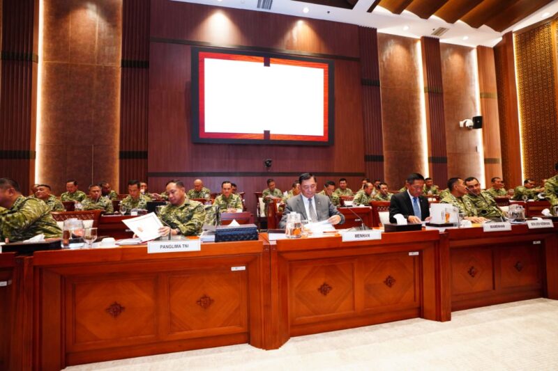 Panglima TNI Jenderal TNI Agus Subiyanto bersama Kepala Staf Angkatan mendampingi Menteri Pertahanan RI Sjafrie Sjamsoeddin