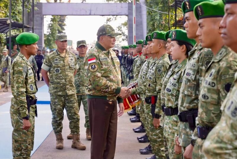 Wakil Panglima TNI Jenderal TNI Tandyo Budi R. bersama Menteri Pertahanan RI Sjafrie Sjamsoeddin, Wakil Kepala Staf Angkatan Darat Letjen TNI Muhammad Saleh Mustafa melaksanakan peninjauan