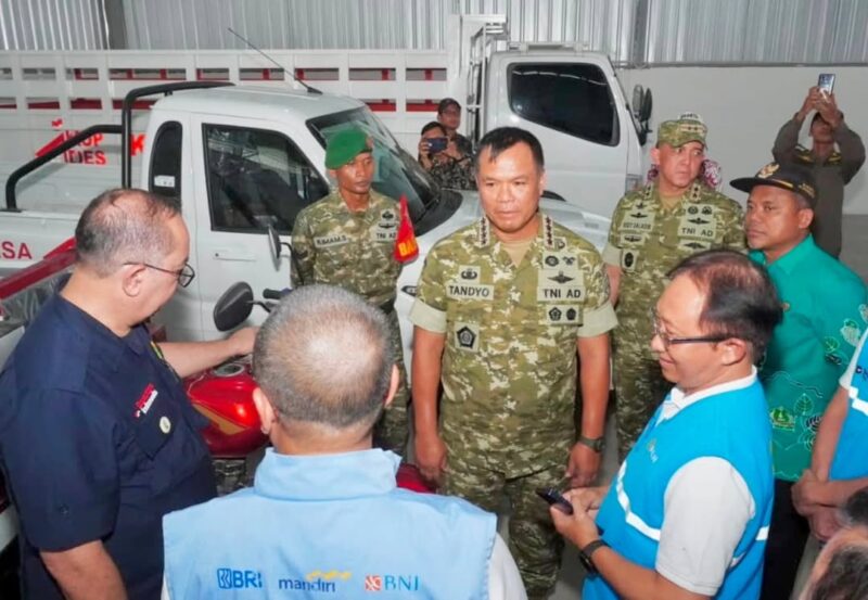 Wakil Panglima TNI Jenderal TNI Tandyo Budi R bersama Direktur Utama Agrinas Pangan Nusantara dan Forum Koordinasi Pimpinan Daerah (Forkopimda) setempat meninjau sejumlah Koperasi Desa/Kelurahan Merah Putih