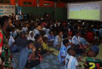 Menonton bersama (nobar) siaran langsung pertandingan Piala Dunia 2026 yang digelar oleh jajaran Kodim 1714/Puncak Jaya