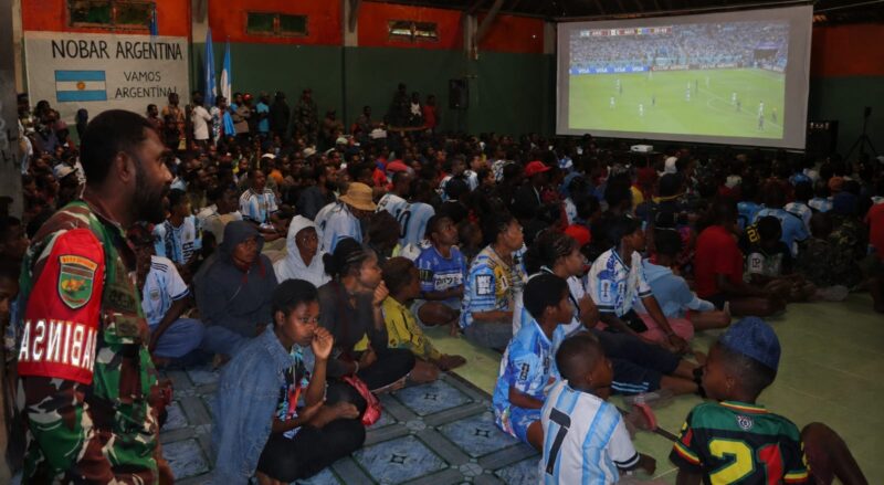 Menonton bersama (nobar) siaran langsung pertandingan Piala Dunia 2026 yang digelar oleh jajaran Kodim 1714/Puncak Jaya
