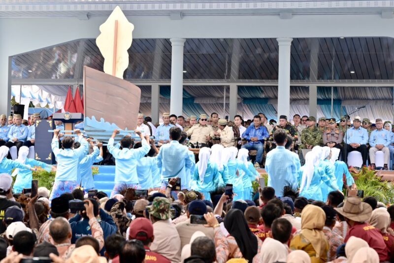Panglima TNI Jenderal TNI Agus Subiyanto mendampingi Presiden Republik Indonesia Prabowo Subianto menghadiri Puncak Pekan Nasional