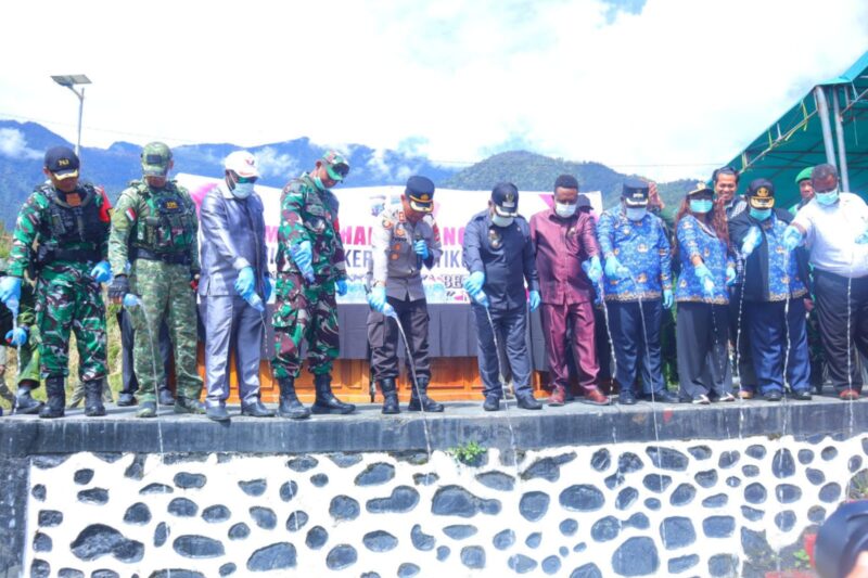 Kodim 1714/Puncak Jaya bersinergi dengan Polri dan Pemda melaksanakan pemusnahan barang bukti Minuman Keras (Miras) ilegal hasil sitaan