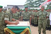 Wakil Panglima TNI Jenderal TNI Tandyo Budi R bersama Wakil Kepala Staf Angkatan Darat (Wakasad) Letjen TNI Muhammad Saleh Mustafa melaksanakan peninjauan