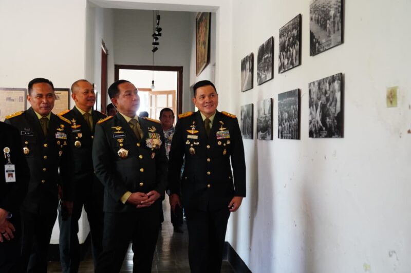 Panglima TNI Jenderal TNI Agus Subiyanto mengunjungi Museum Diponegoro dan Museum Jenderal Sudirman di Magelang