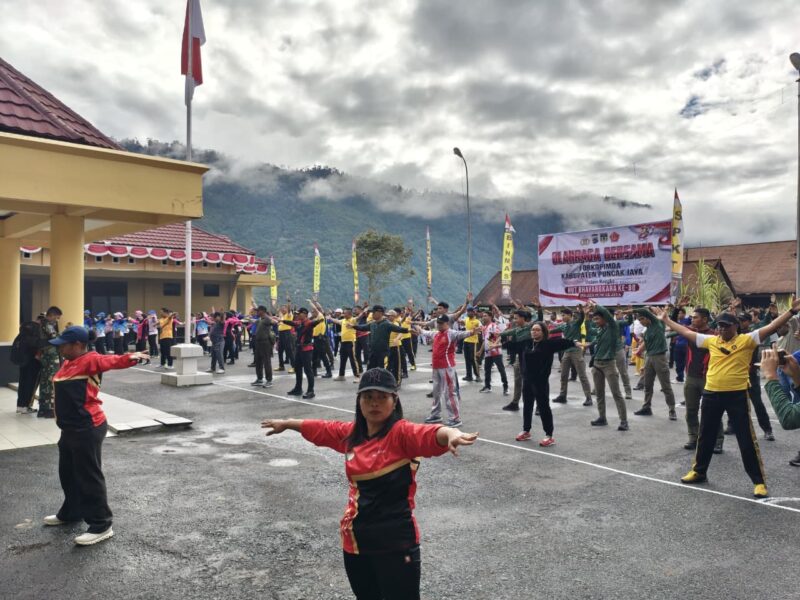 Senam Jumat Sehat Gabungan yang berlangsung di Halaman Kantor Polres Puncak Jaya