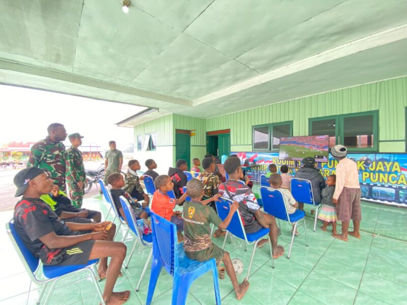 Kodim 1714/Puncak Jaya menggelar kegiatan Nonton Bareng (Nobar) pertandingan Piala Dunia 2026 bersama masyarakat Kabupaten Puncak Jaya