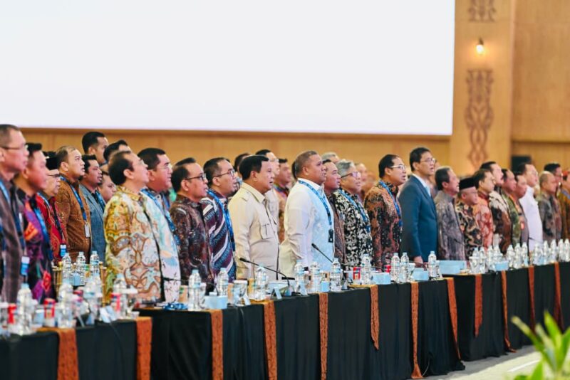 Panglima TNI Jenderal TNI Agus Subiyanto mendampingi Presiden Republik Indonesia Prabowo Subianto menutup secara resmi Sarasehan Kebangsaan