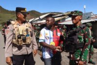 TNI bersama Polri melaksanakan patroli gabungan Cipta Kondisi di wilayah hukum Polres Puncak Jaya