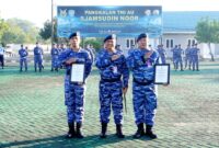 Komandan Lanud Sjamsudin Noor, Kolonel Pnb Hilman L.P. Ambarita, M.M.S., memberikan piagam penghargaan kepada dua personel berprestasi