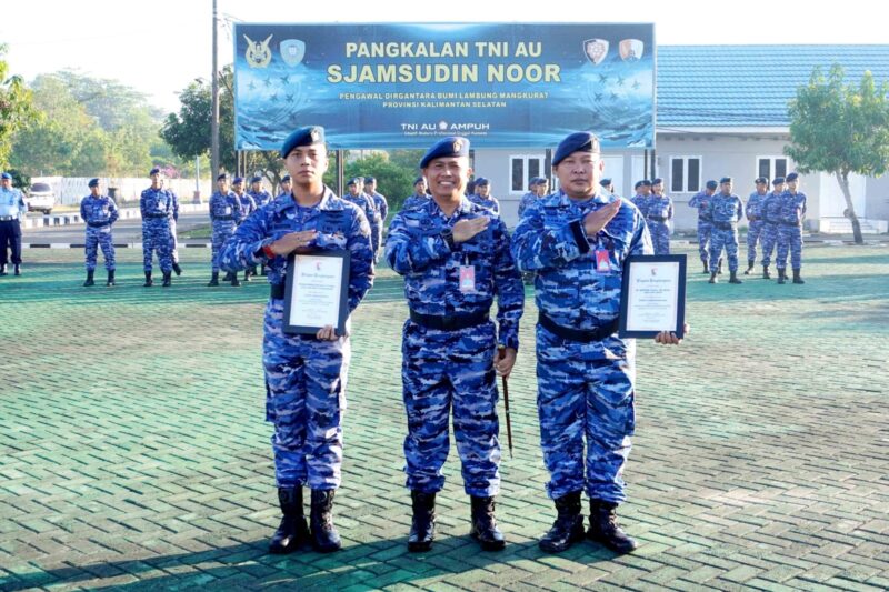 Komandan Lanud Sjamsudin Noor, Kolonel Pnb Hilman L.P. Ambarita, M.M.S., memberikan piagam penghargaan kepada dua personel berprestasi