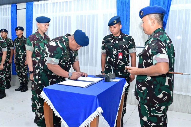 Komandan Lanud Sjamsudin Noor Kolonel Pnb Hilman L.P. Ambarita, M.M.S., memimpin langsung upacara Serah Terima Jabatan (Sertijab) Kepala Dinas Personel (Kadispers) Lanud Sjamsudin Noor
