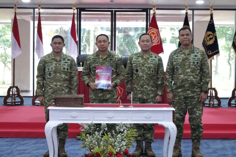 Panglima TNI Jenderal TNI Agus Subiyanto didampingi Wakil Panglima TNI Jenderal TNI Tandyo Budi R. memimpin Uji Naskah III dan Pengesahan Doktrin TNI Perisai Trisula Nusantara